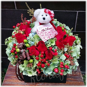 R64 香港玫瑰花店 – Be Mine泰迪熊毛公仔 – 玫瑰繡球花盒花  R64 香港玫瑰花店 – Be Mine泰迪熊毛公仔 – 玫瑰繡球花盒花